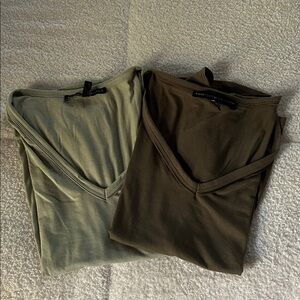 White Joise Nlack Market V-Neck T-Shirts in dark Green and light green.